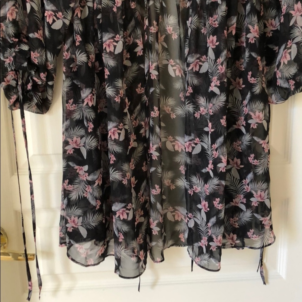 VS BLACK SHEER RUFFLED FLOWER FLOWING KIMONO - Picture 6 of 8
